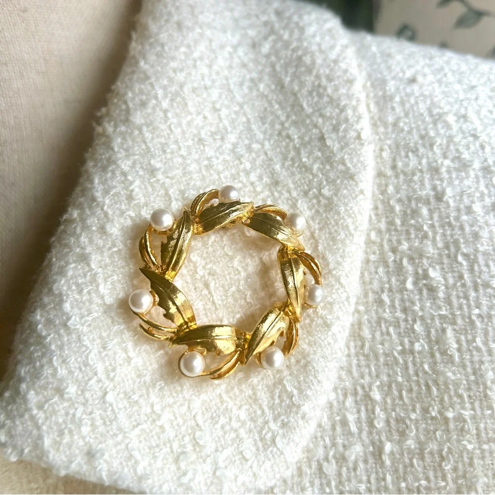 Vintage Napier Faux Pearl Wreath Brooch Goldtone Leaf Pin Classic 80s 90s